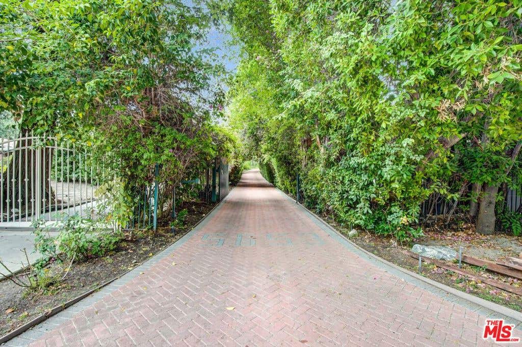 Photo of 5653 Shirley Avenue, Tarzana, CA 91356 (MLS # 26850207)