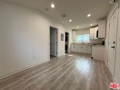 Photo of 7006 Encino Avenue, Van Nuys, CA 91406 (MLS # 26650157)