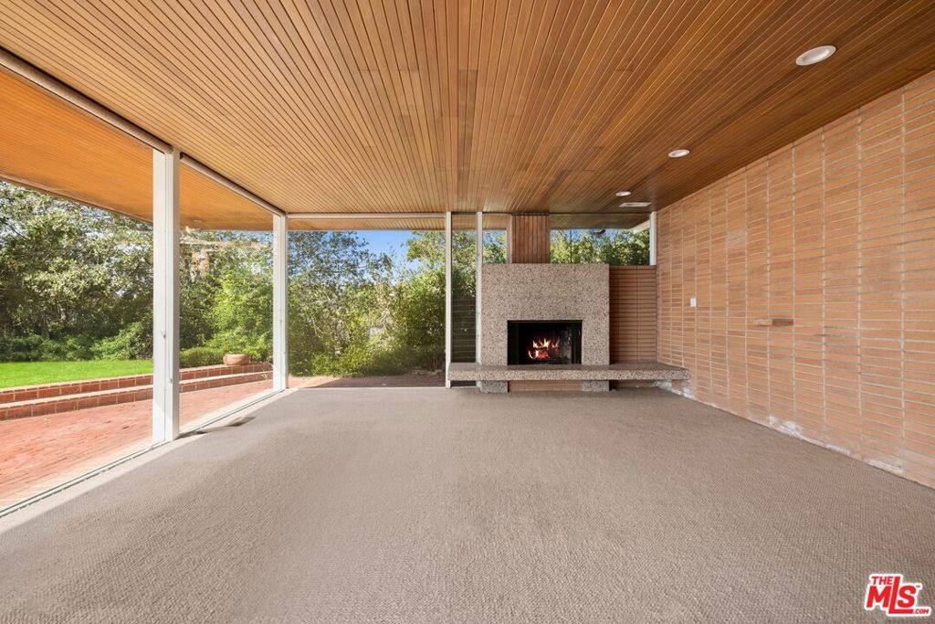 Photo of 590 N Tigertail Road, Los Angeles, CA 90049 (MLS # 26647743)