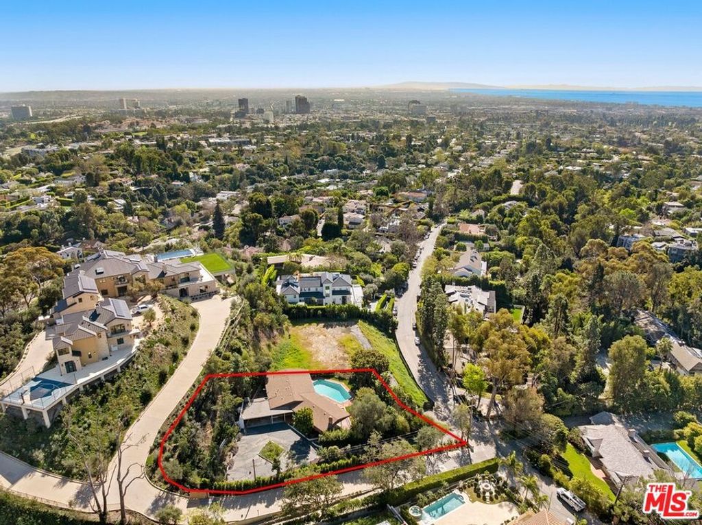 Photo of 590 N Tigertail Road, Los Angeles, CA 90049 (MLS # 26647743)