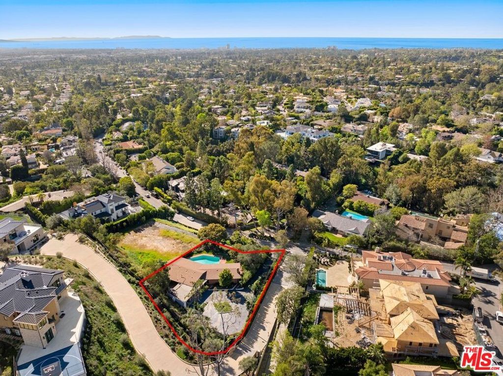 Photo of 590 N Tigertail Road, Los Angeles, CA 90049 (MLS # 26647743)