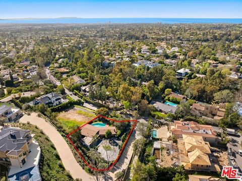Photo of 590 N Tigertail Road, Los Angeles, CA 90049 (MLS # 26647743)