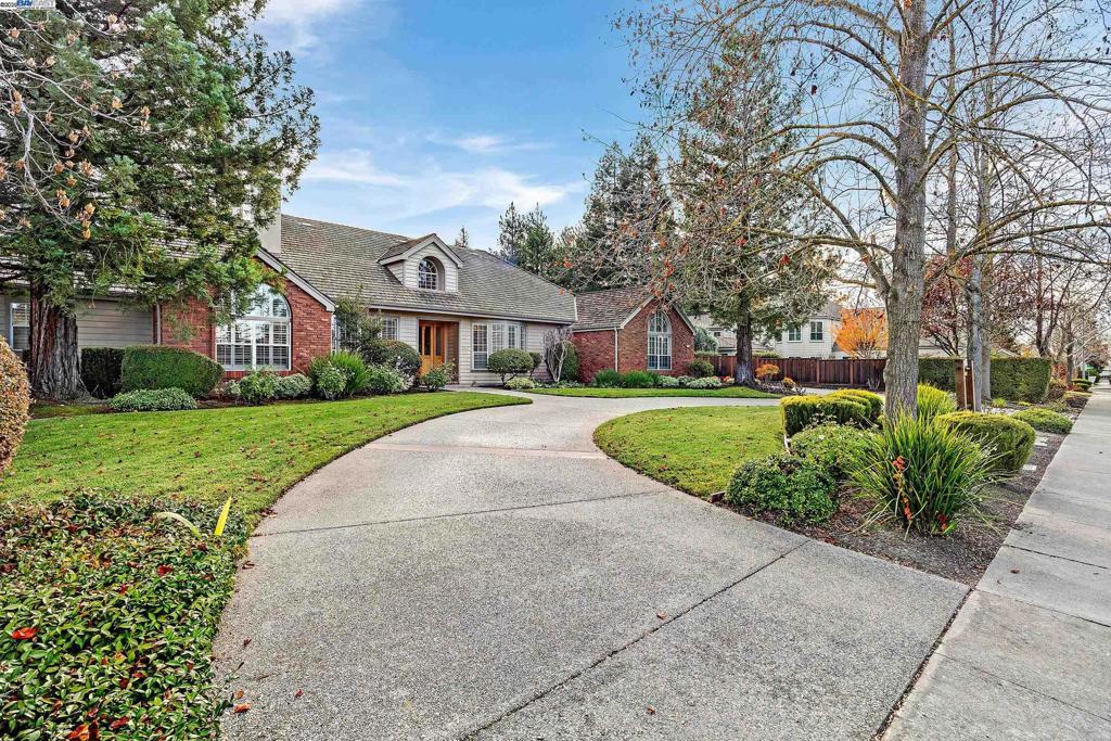 Properties 1 2215 Chardonnay Way