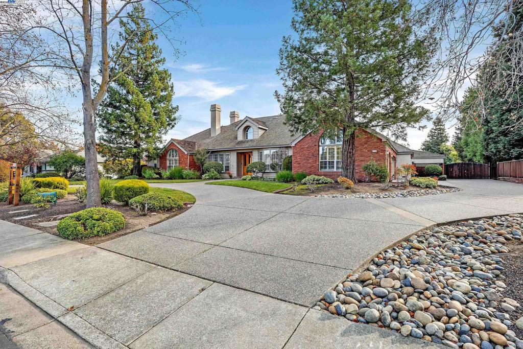 Properties 2 2215 Chardonnay Way