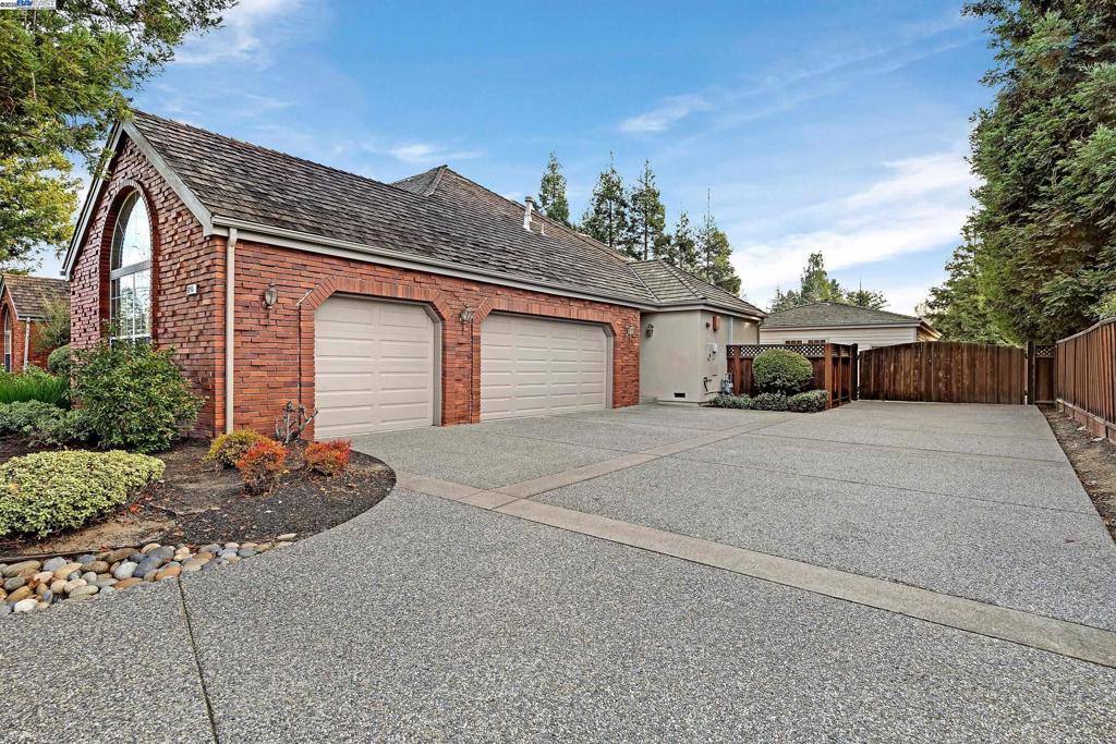 Properties 3 2215 Chardonnay Way