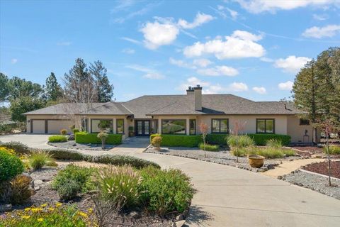 Photo of 9539 Via Del Cielo, Gilroy, CA 95020 (MLS # ML82032177)