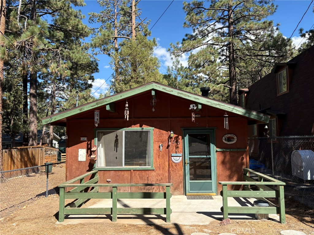 Charming 2-bedroom, 1-bath cabin in Sugarloaf offering 608 sq. ft. of cozy living space. An inviting fireplace enhances the mountain atmosphere, perfect for relaxing after a day on the slopes or enjoying quiet evenings with friends. Conveniently located just minutes from Big Bear Lake, skiing, hiking, and dining.