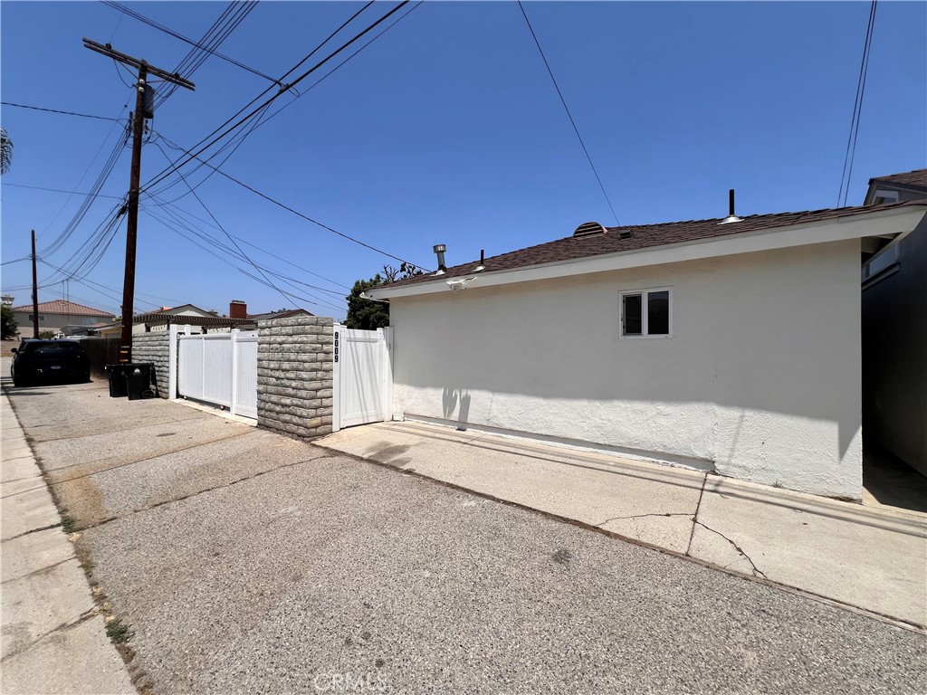 1 Bed | 1 Bath | 500 sqft | Laminate floors | Recessed Lighting | Gated | Private entrance | Large backyard | Washer/Dryer Hookups| Ductless A/C unit | 2 Driveway parking | Pets Allowed | All UTILITIES INCLUDED! | ALL APPLIANCES INCLUDED! (Refrigerator, Range/Hood, Washer & Dryer)
