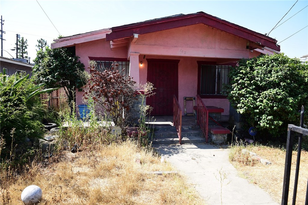 This classic Los Angeles home is full of character, style, and is ready for its next chapter. With an open layout and a generous floor plan, it features a spacious living room with a fireplace and a dining room—perfect for entertaining or relaxing. While the title reflects 2 bedrooms and 1 bathroom, the home currently offers 3 bedrooms and 1 bathroom, along with an inside laundry area for added convenience.
Beautiful hardwood floors lie beneath the carpet, just waiting to be uncovered. The large front and back yards provide plenty of outdoor space for gardening and entertaining. A long driveway accommodates up to 3 mid-size vehicles and is secured by an iron gate.
Located near the Crenshaw/LAX Metro rail line, LAX, the Coliseum, SoFi Stadium, and local museums, this home offers excellent access to transit and attractions.
Whether you're looking to restore, renovate, or reimagine, this is a rare find with tremendous upside. Don’t miss out—homes with this much potential don’t last long!