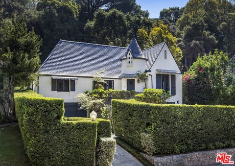 Photo of 2910 N Beachwood Drive, Los Angeles, CA 90068 (MLS # 25598103)