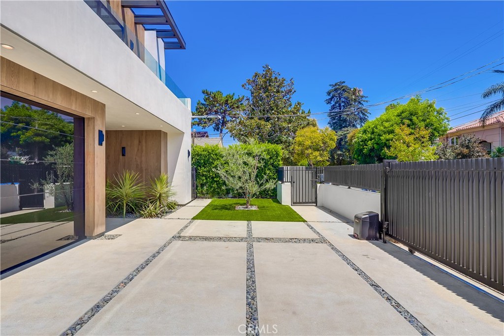 Properties 2 5109 Bluebell Avenue