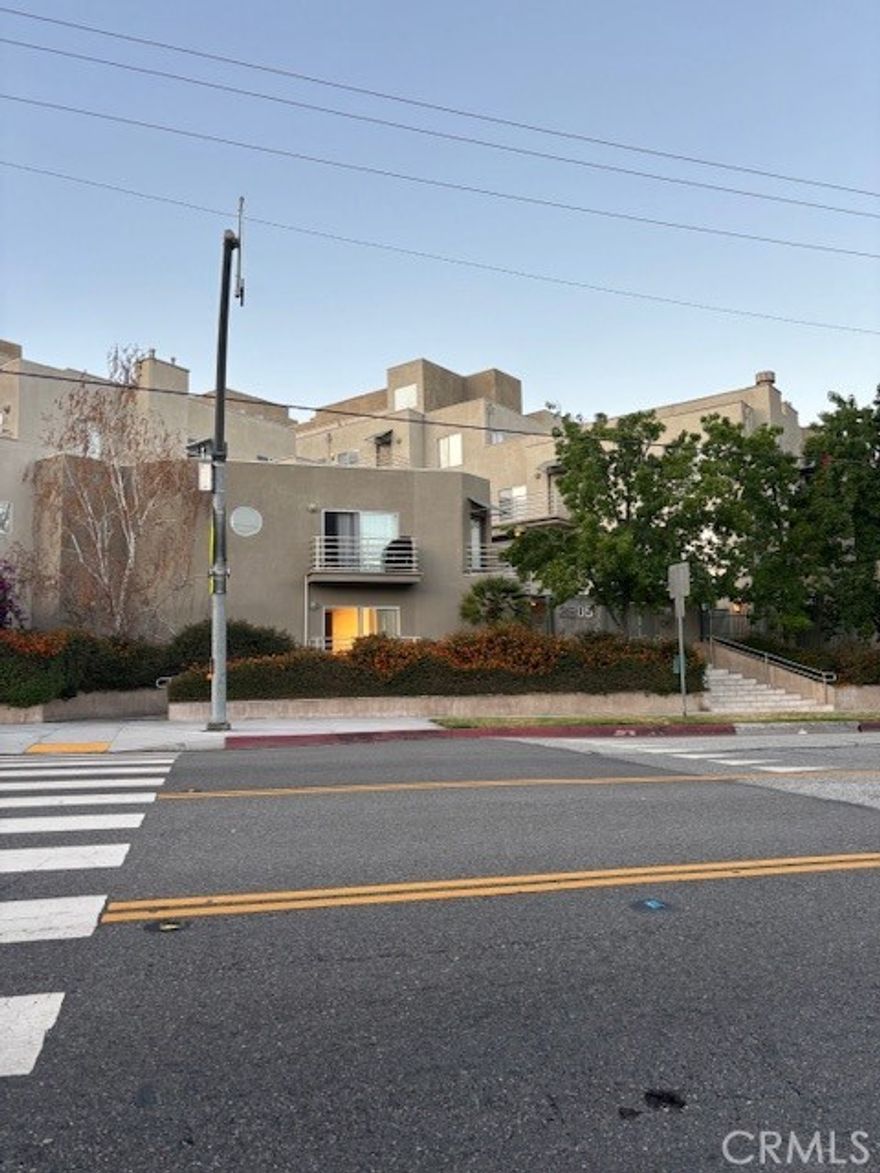 Updated beautiful unit in prime location. Blue Ribbon Schools all around. Private balcony, walk in closet, secured two car parking, in unit washer and dryer.