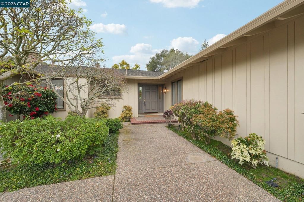 Photo of 34 34 Sherwood Ct Ct, Moraga, CA 94556 (MLS # 41126187)