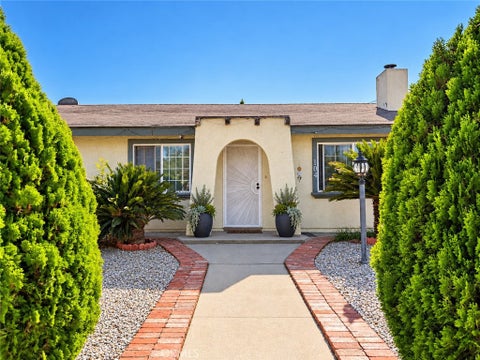 Photo of 104 Meredith Street, Claremont, CA 91711 (MLS # CV26221258)