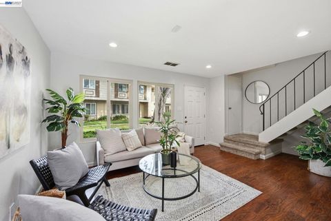 Photo of 27864 Hummingbird Ct Ct, Hayward, CA 94545 (MLS # 41129861)