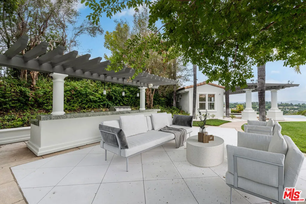 Tarzana, California 91356, United States, 6 Bedrooms Bedrooms, ,7 BathroomsBathrooms,Residential,Active,168328