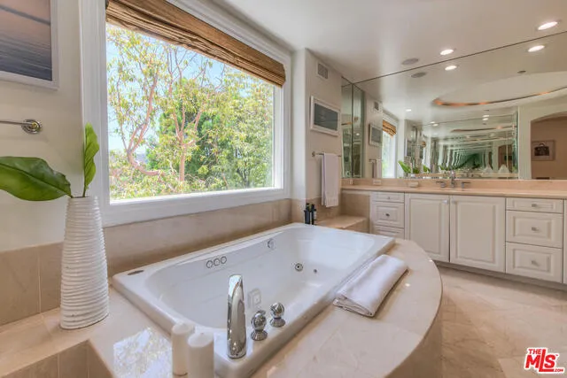 Tarzana, California 91356, United States, 6 Bedrooms Bedrooms, ,7 BathroomsBathrooms,Residential,Active,168328