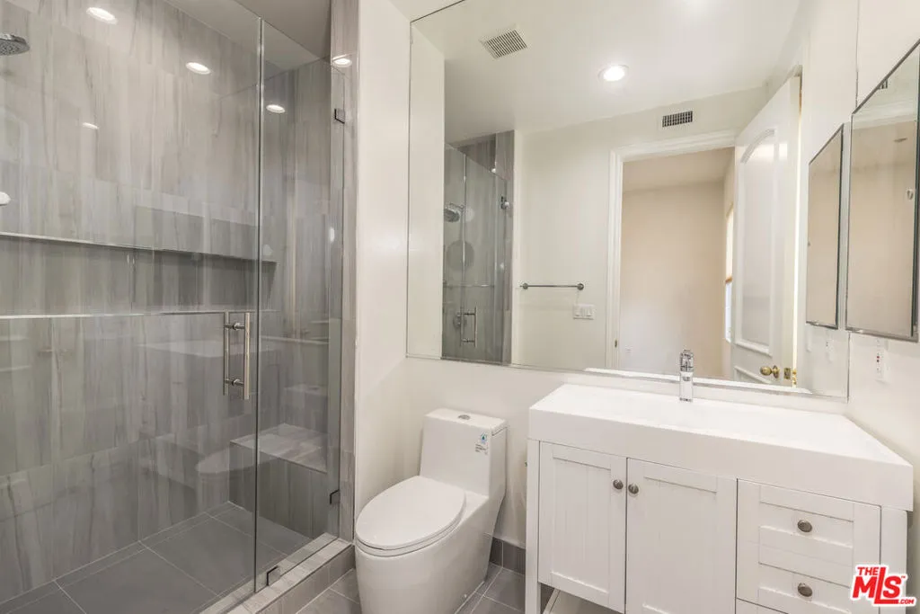 Tarzana, California 91356, United States, 6 Bedrooms Bedrooms, ,7 BathroomsBathrooms,Residential,Active,168328