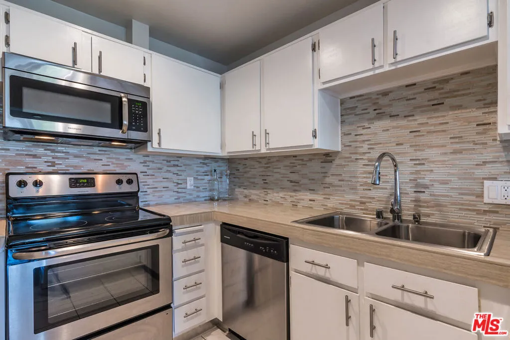 West Hollywood, California 90069, United States, 1 Bedroom Bedrooms, ,1 BathroomBathrooms,Residential,Active,183434