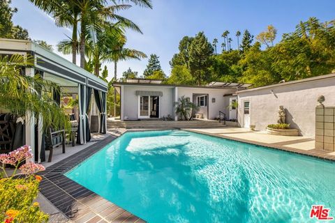 Photo of 15514 High Knoll Road, Encino, CA 91436 (MLS # 26662185)