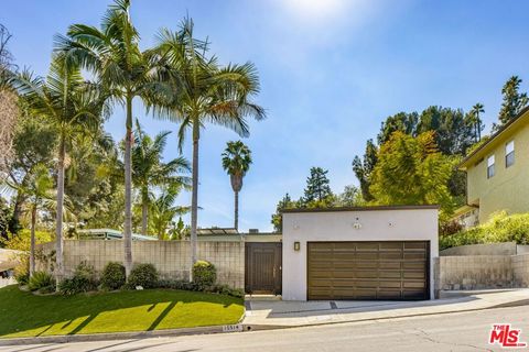 Photo of 15514 High Knoll Road, Encino, CA 91436 (MLS # 26662185)