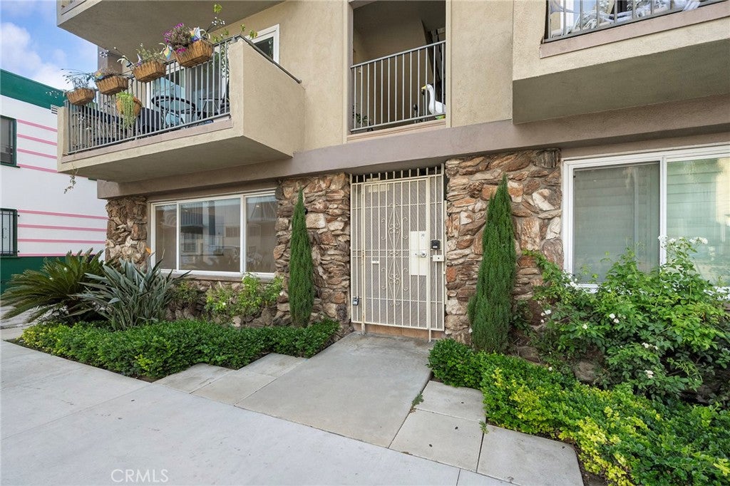 21 Alamitos Avenue