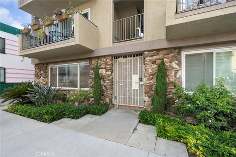 Photo of 21 Alamitos Avenue #1, Long Beach, CA 90802 (MLS # CV26228567)