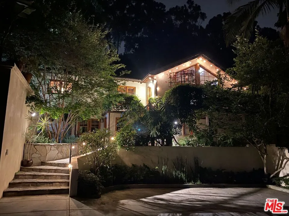 Santa Monica, California 90402, United States, 4 Bedrooms Bedrooms, ,4 BathroomsBathrooms,Residential,Active,244160