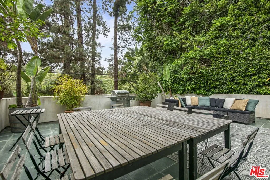 Santa Monica, California 90402, United States, 4 Bedrooms Bedrooms, ,4 BathroomsBathrooms,Residential,Active,244160