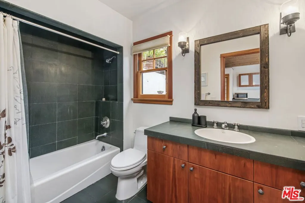 Santa Monica, California 90402, United States, 4 Bedrooms Bedrooms, ,4 BathroomsBathrooms,Residential,Active,244160