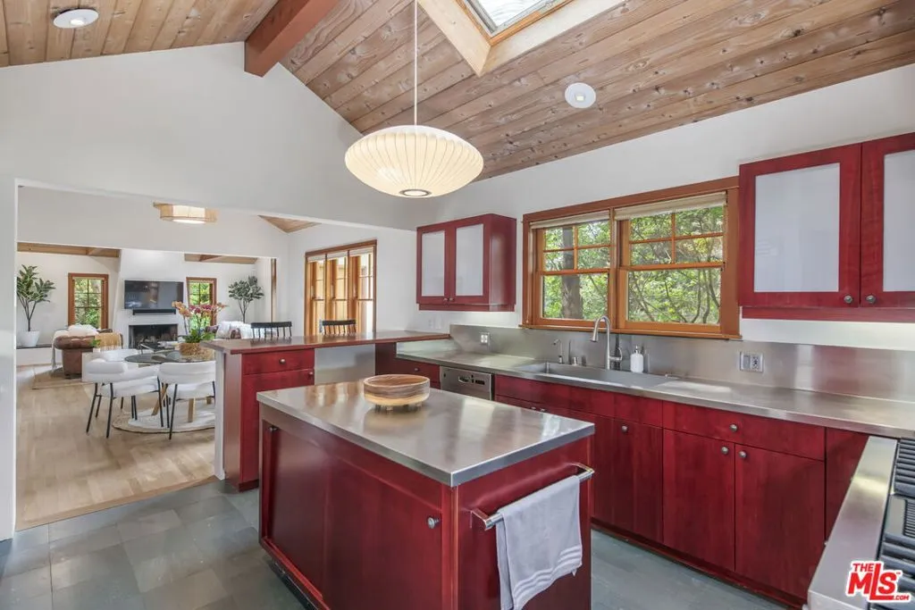 Santa Monica, California 90402, United States, 4 Bedrooms Bedrooms, ,4 BathroomsBathrooms,Residential,Active,244160