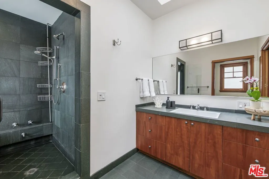 Santa Monica, California 90402, United States, 4 Bedrooms Bedrooms, ,4 BathroomsBathrooms,Residential,Active,244160