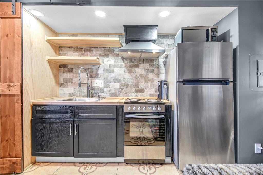 7904 Laurel Canyon 12