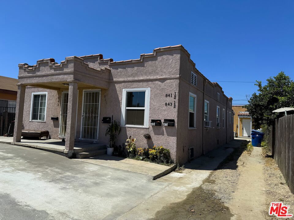 Main image without alt text