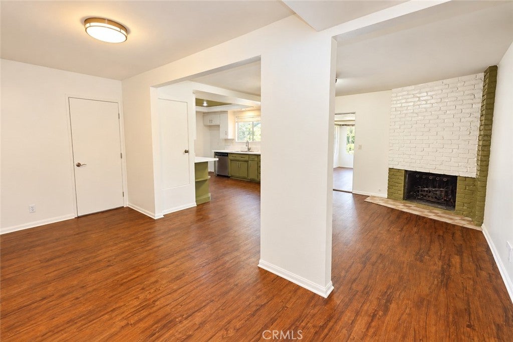 1087 N Greengrove