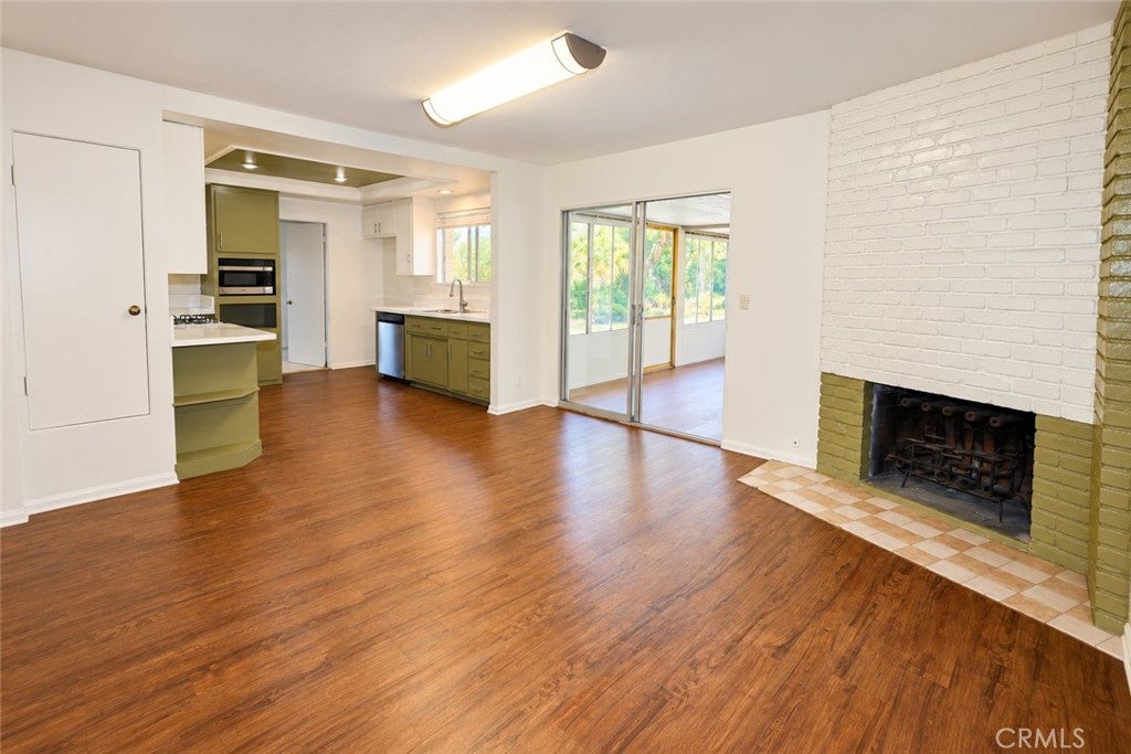 1087 N Greengrove