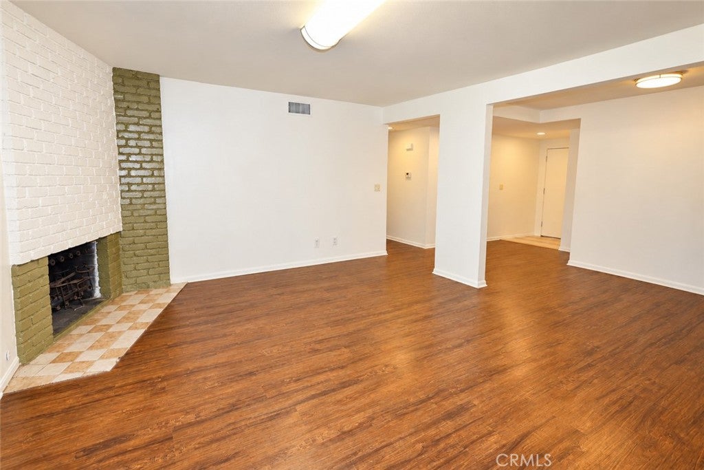 1087 N Greengrove
