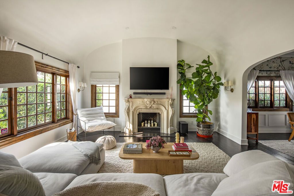 Photo of 358 S Sycamore Avenue, Los Angeles, CA 90036 (MLS # 25594321)