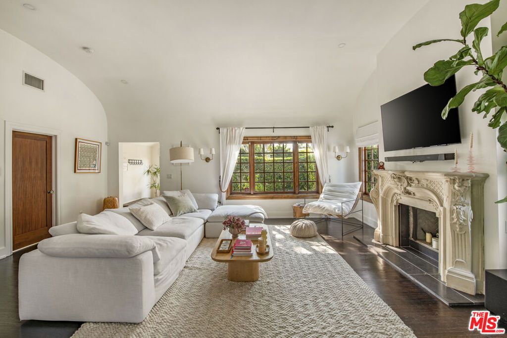 Photo of 358 S Sycamore Avenue, Los Angeles, CA 90036 (MLS # 25594321)