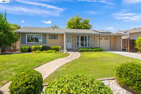 Photo of 1116 Hollyhock St ST, Livermore, CA 94551 (MLS # 41145918)