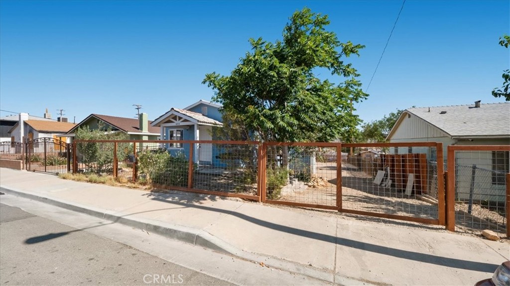 533 E Fredricks Street