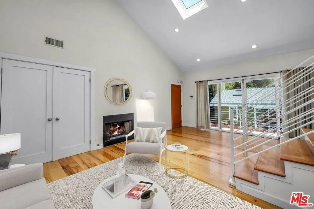 Los Angeles, California 90046, United States, 3 Bedrooms Bedrooms, ,3 BathroomsBathrooms,Residential,Active,242327