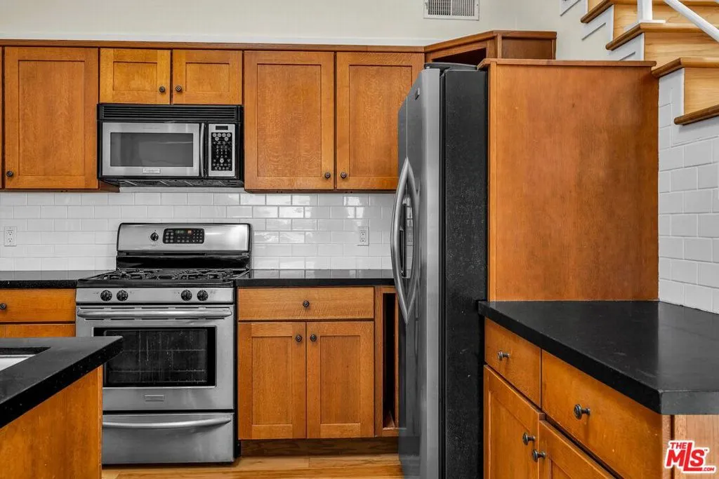 Los Angeles, California 90046, United States, 3 Bedrooms Bedrooms, ,3 BathroomsBathrooms,Residential,Active,242327