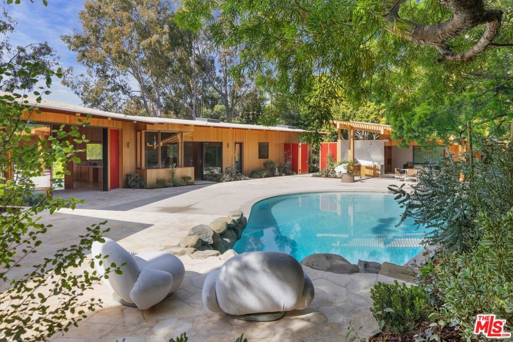 Photo of 765 N Bonhill Road, Los Angeles, CA 90049 (MLS # 25618509)