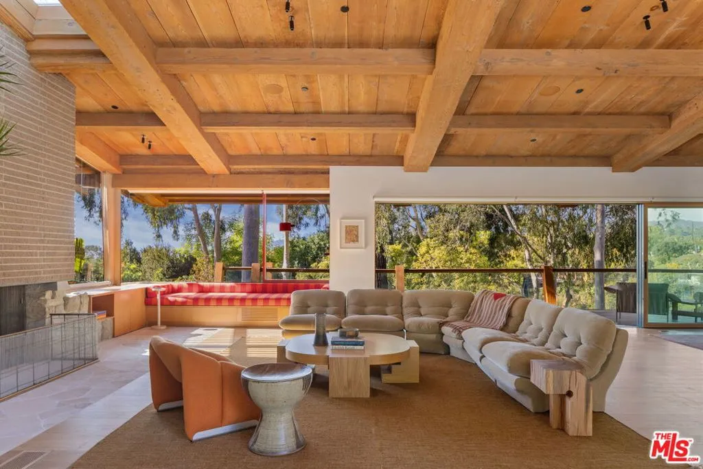 Los Angeles, California 90049, United States, 5 Bedrooms Bedrooms, ,6 BathroomsBathrooms,Residential,Active,243047