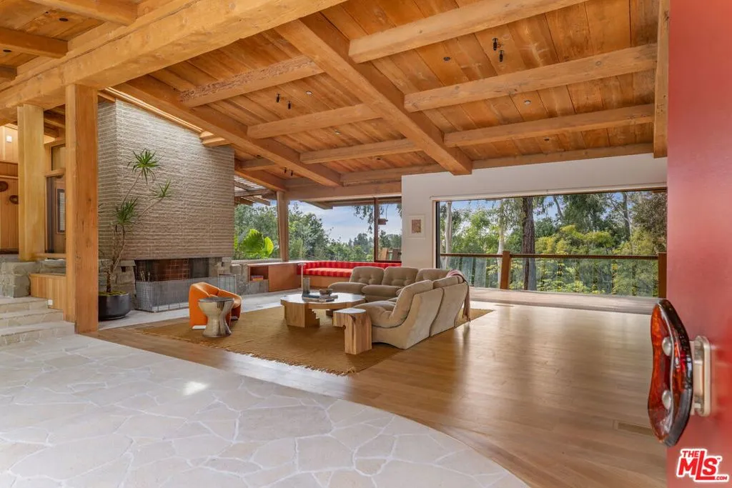 Los Angeles, California 90049, United States, 5 Bedrooms Bedrooms, ,6 BathroomsBathrooms,Residential,Active,243047