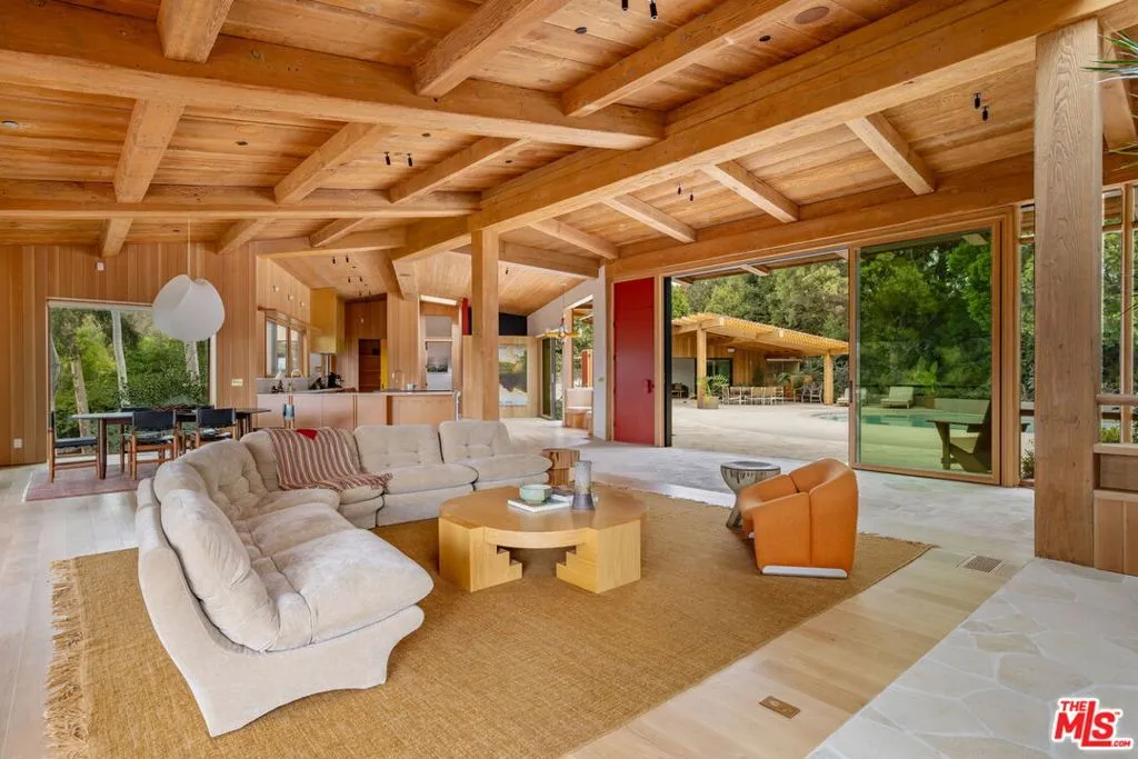 Los Angeles, California 90049, United States, 5 Bedrooms Bedrooms, ,6 BathroomsBathrooms,Residential,Active,243047