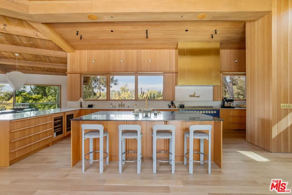 Los Angeles, California 90049, United States, 5 Bedrooms Bedrooms, ,6 BathroomsBathrooms,Residential,Active,243047