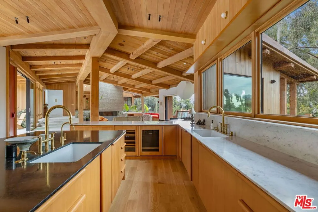 Los Angeles, California 90049, United States, 5 Bedrooms Bedrooms, ,6 BathroomsBathrooms,Residential,Active,243047