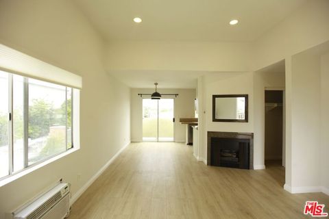 Photo of 833 S Orange Grove Avenue #5, Los Angeles, CA 90036 (MLS # 26835281)